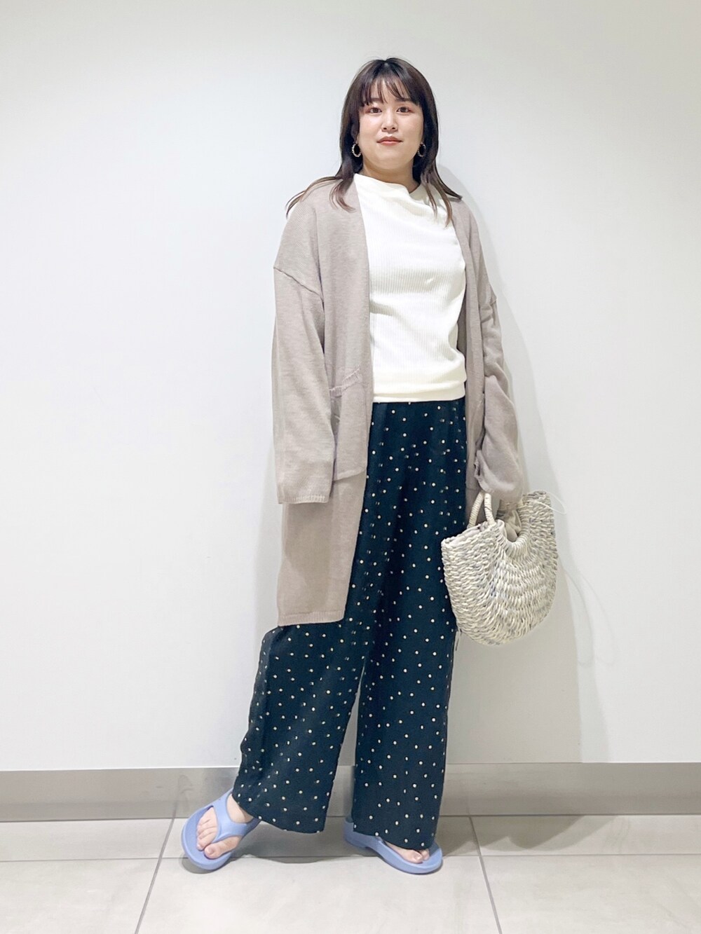 ベージュ系のカーディガン/ボレロ、ホワイト系のTシャツ/カットソー、ブラック系のその他パンツを着用したレディースの春コーディネートの5枚目の写真