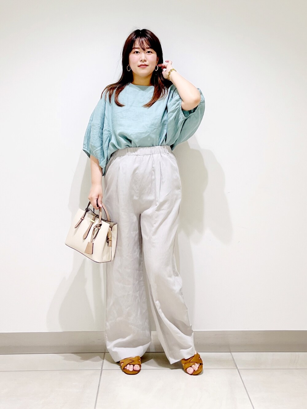 グリーン系のシャツ/ブラウス、ベージュ系のその他パンツ、ホワイト系のトートバッグを着用したレディースの夏コーディネートの7枚目の写真