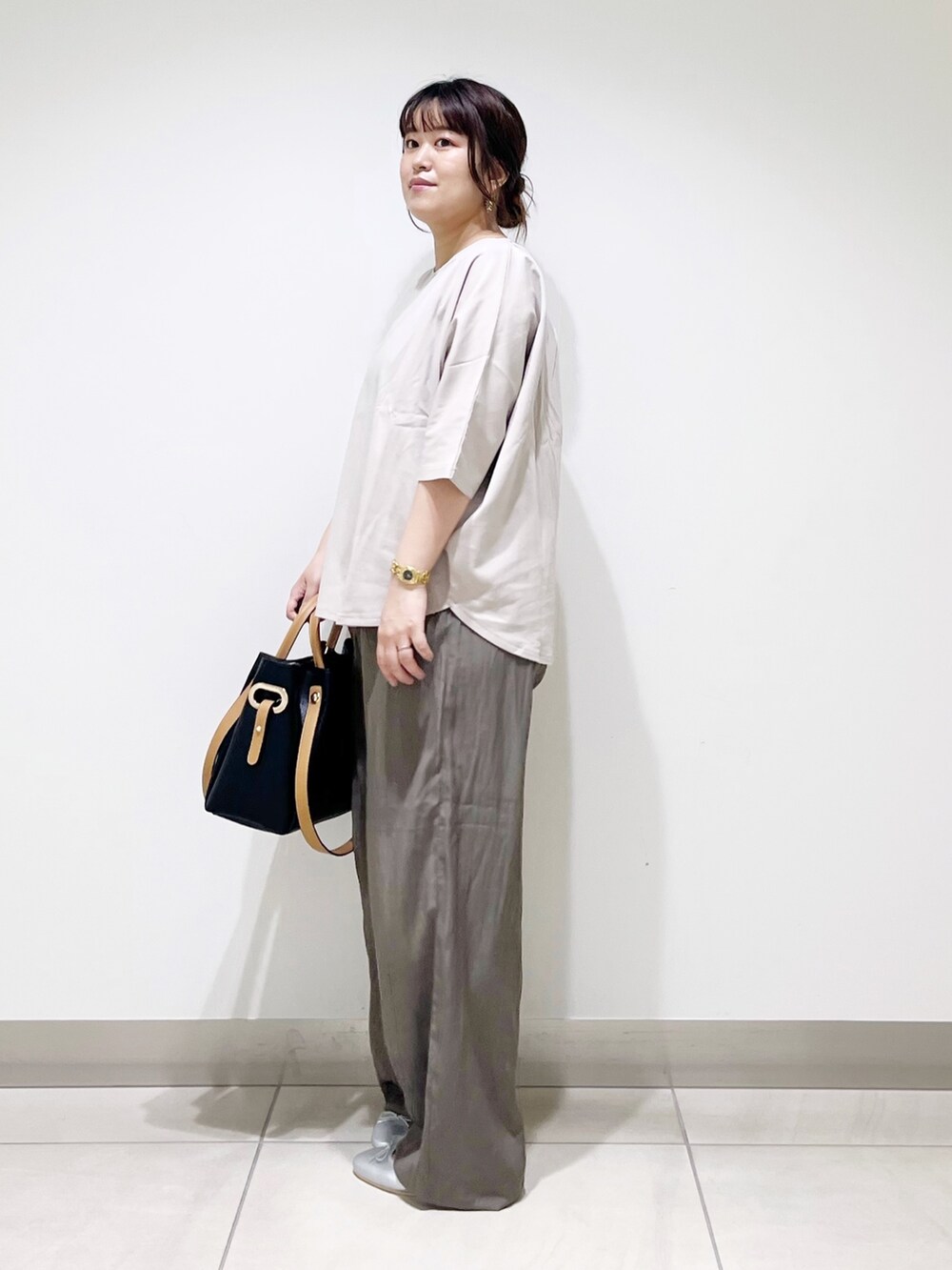 グレー系のTシャツ/カットソー、ブラック系のトートバッグ、ブラウン系のその他パンツを着用したレディースの夏コーディネートの8枚目の写真