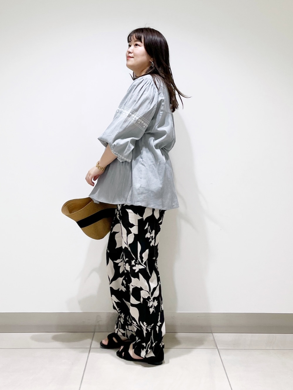 グレー系のシャツ/ブラウス、ブラック系のその他パンツ、ブラック系のサンダルを着用したレディースの春コーディネートの2枚目の写真