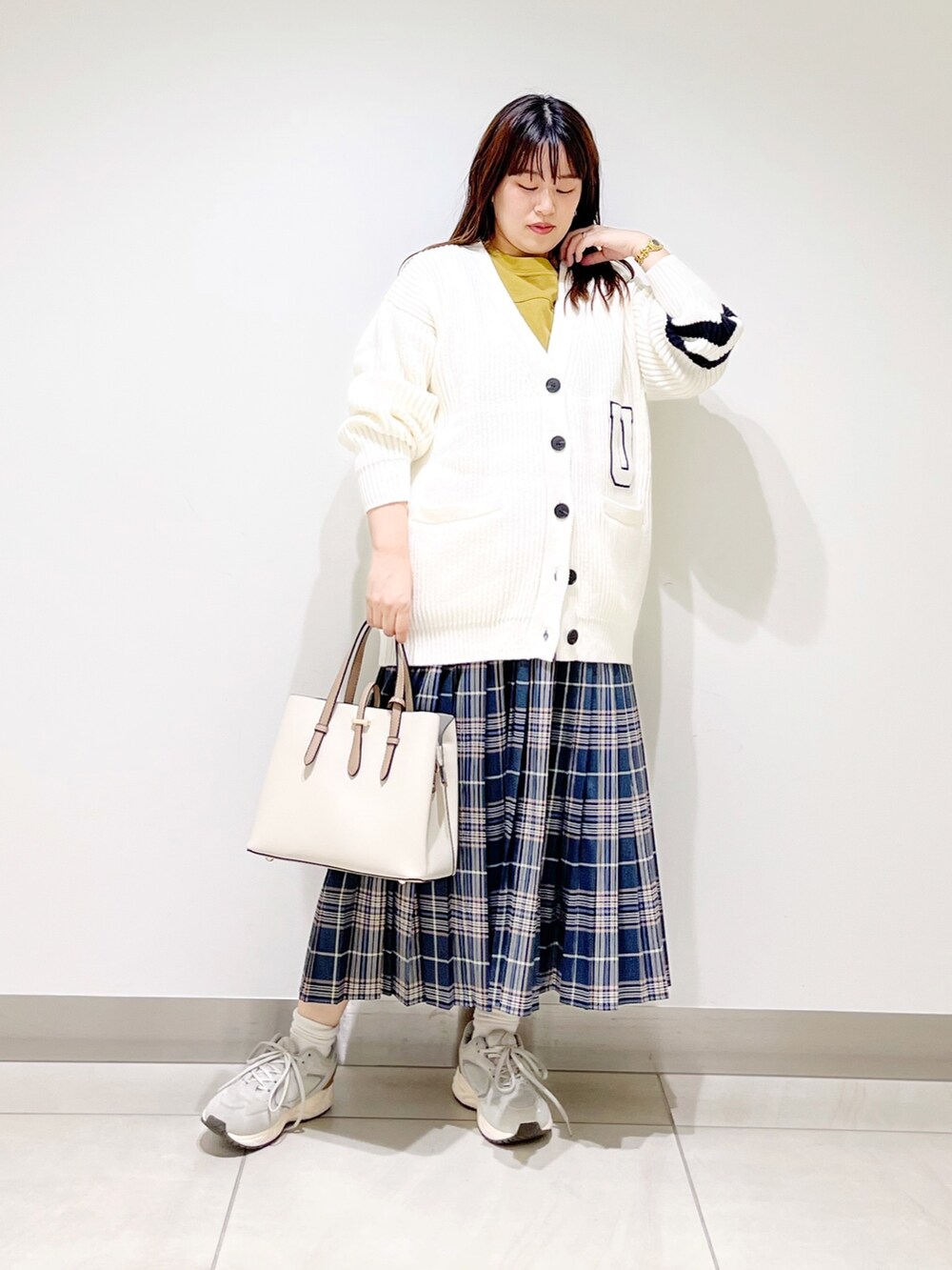 ホワイト系のカーディガン/ボレロ、グリーン系のTシャツ/カットソー、ホワイト系のトートバッグを着用したレディースの夏コーディネートの3枚目の写真