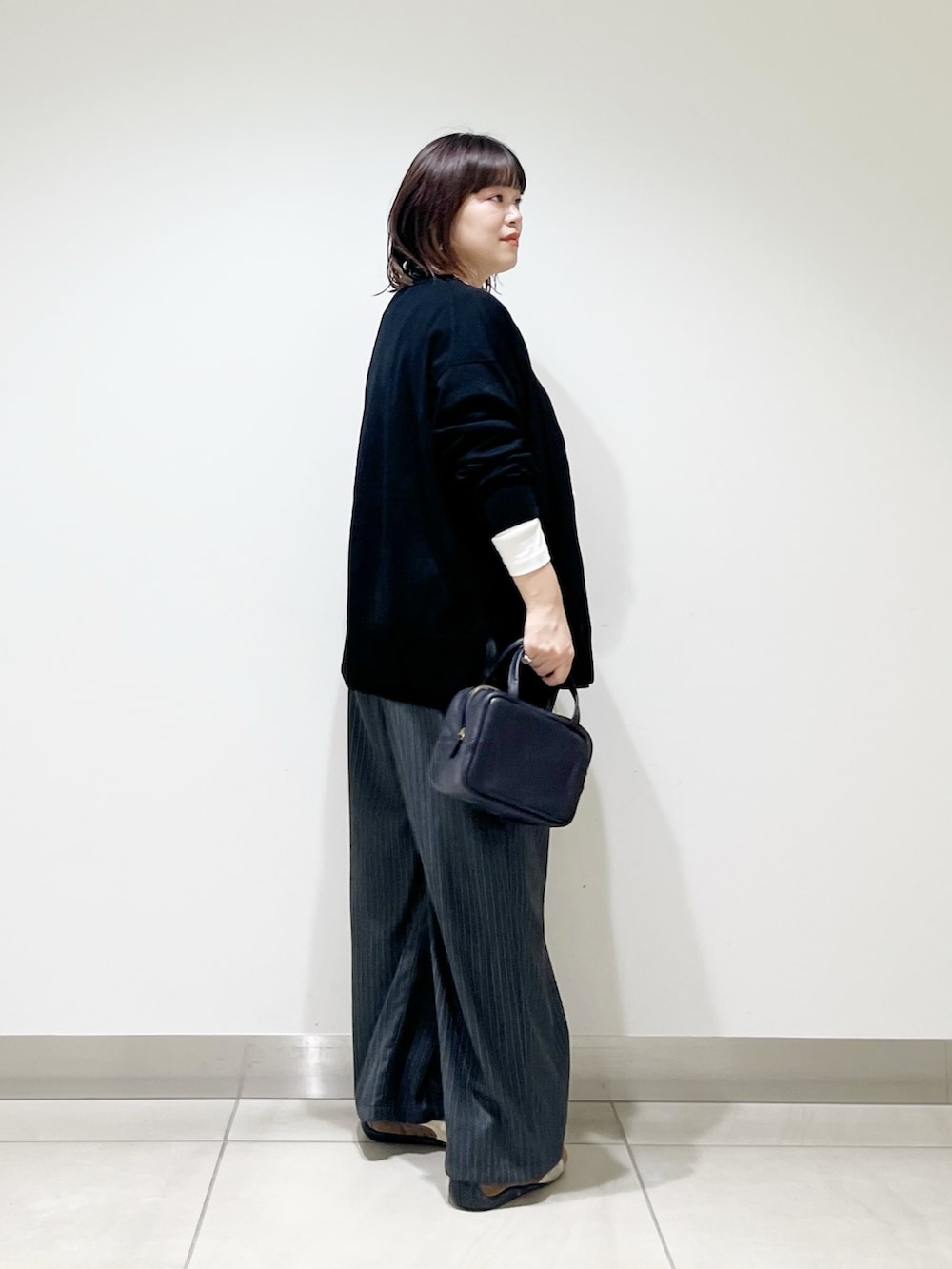 ブラック系のカーディガン/ボレロ、その他のその他パンツ、ホワイト系のTシャツ/カットソーを着用したレディースの秋コーディネートの5枚目の写真
