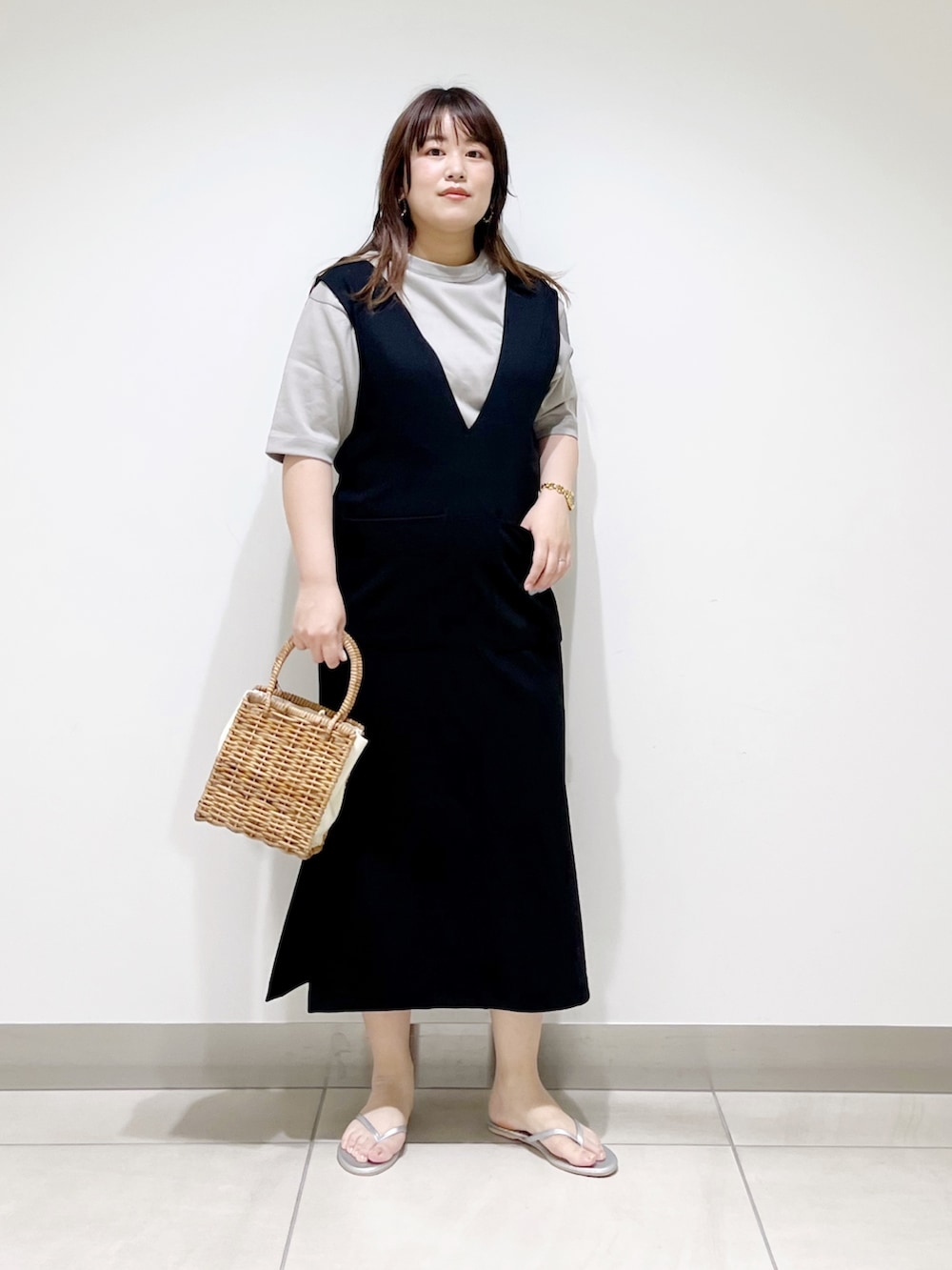 ブラック系のワンピース、グレー系のTシャツ/カットソー、ベージュ系のハンドバッグを着用したレディースの夏コーディネートの9枚目の写真