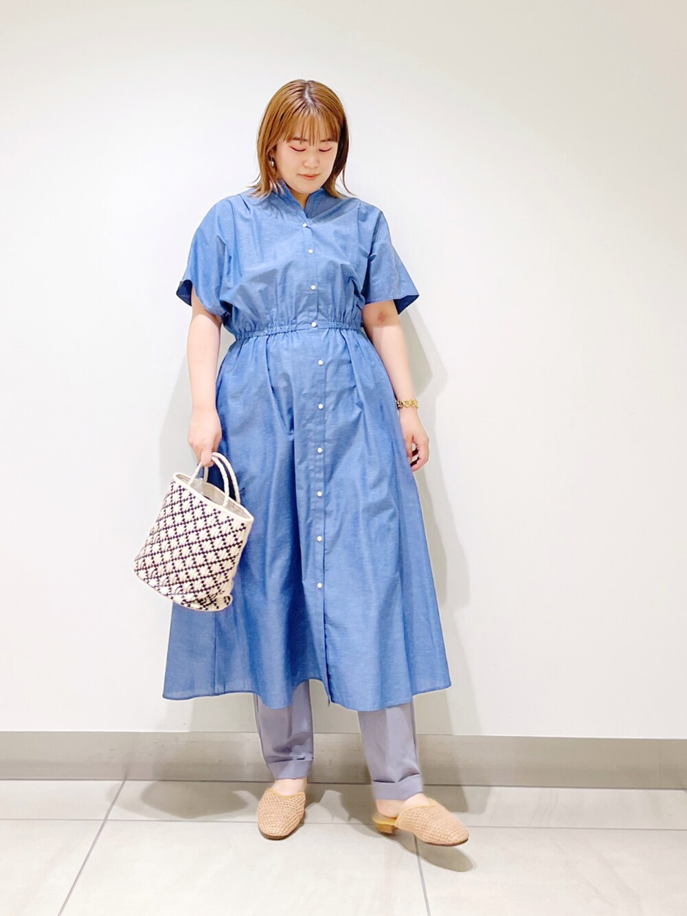 ブルー系のワンピース、ホワイト系のハンドバッグ、グレー系のその他パンツを着用したレディースの春コーディネートの3枚目の写真