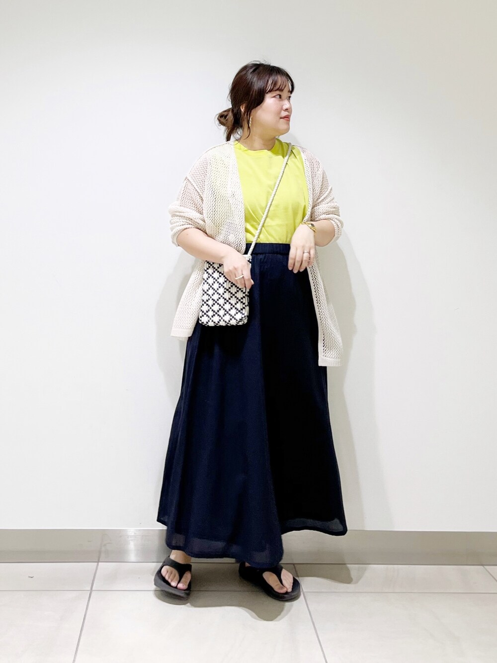 ホワイト系のカーディガン/ボレロ、ブラック系のショルダーバッグ、ブルー系のスカートを着用したレディースの春コーディネートの7枚目の写真