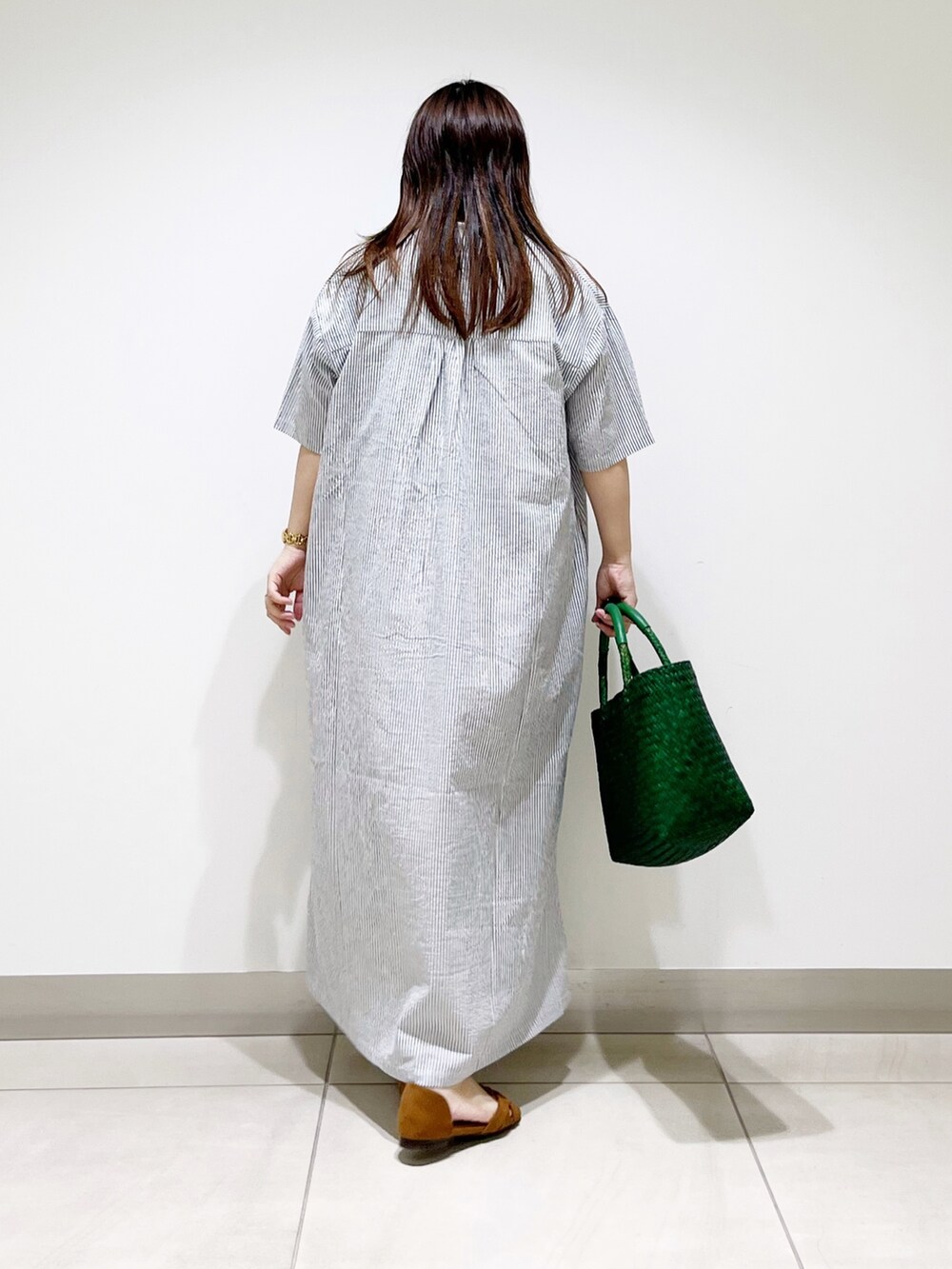 ブラック系のワンピース、グレー系のTシャツ/カットソー、グリーン系のハンドバッグを着用したレディースの夏コーディネートの5枚目の写真