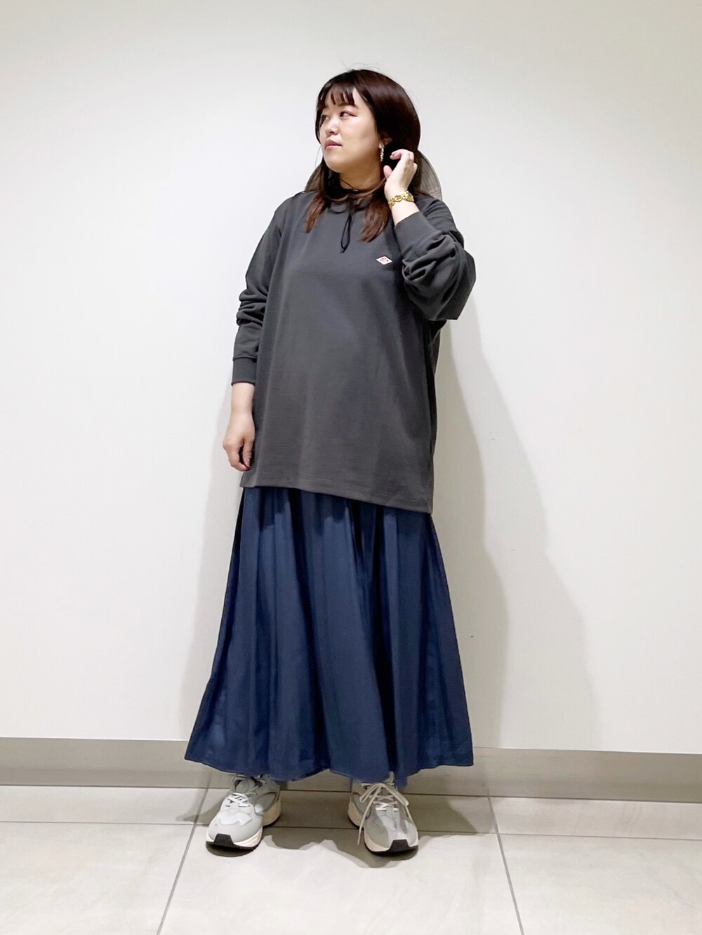 グレー系のTシャツ/カットソー、ブルー系のその他パンツ、グレー系のスニーカーを着用したレディースの夏コーディネートの2枚目の写真