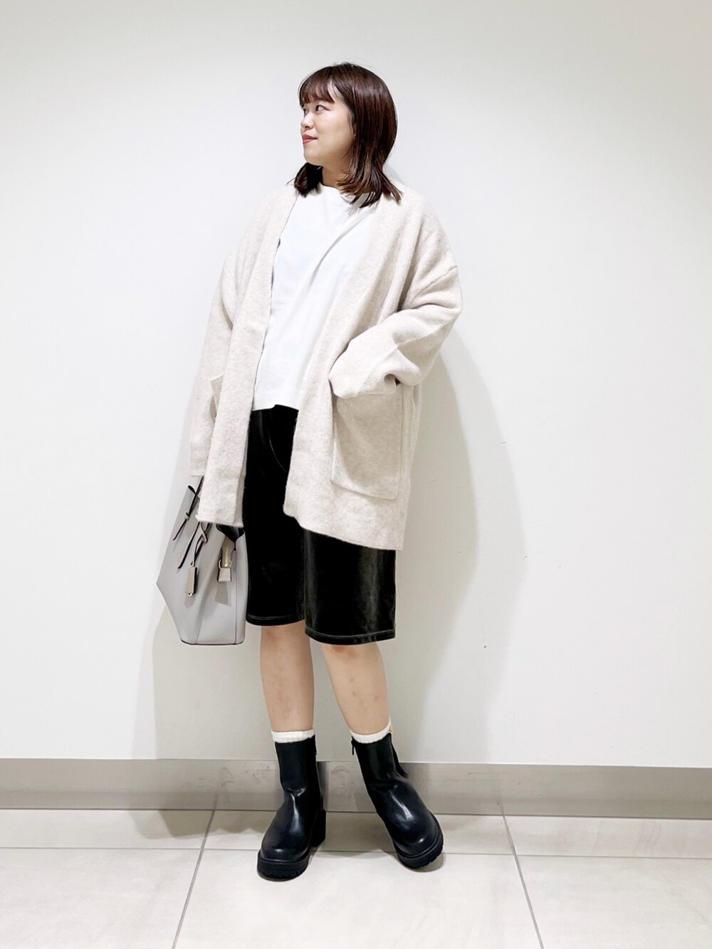 ホワイト系のカーディガン/ボレロ、ホワイト系のトップス、グリーン系のその他パンツを着用したレディースの秋コーディネートの7枚目の写真