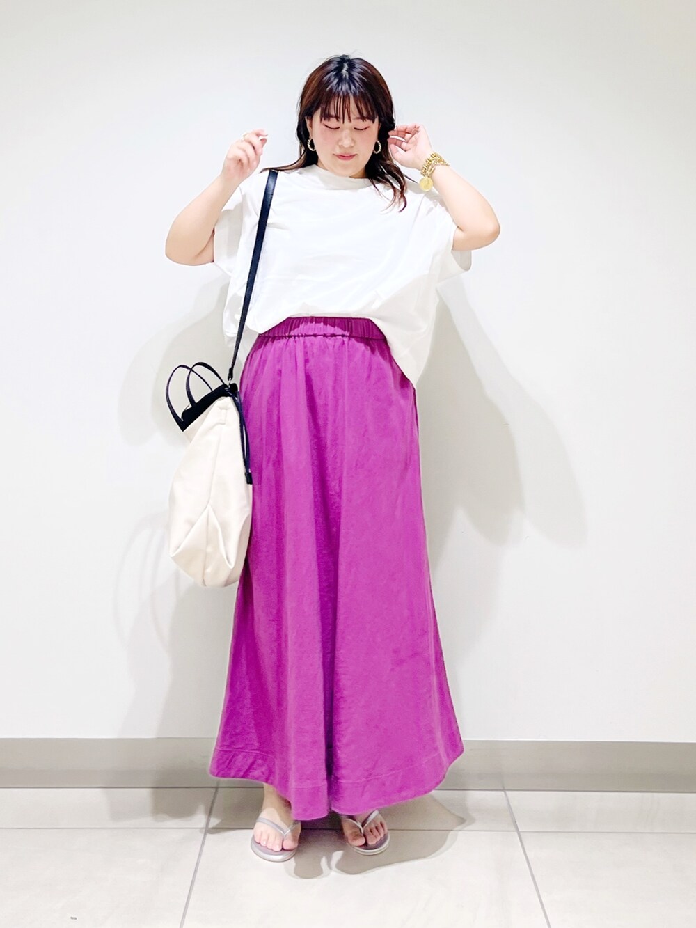 ホワイト系のTシャツ/カットソー、パープル系のスカート、ホワイト系のトートバッグを着用したレディースの夏コーディネートの2枚目の写真
