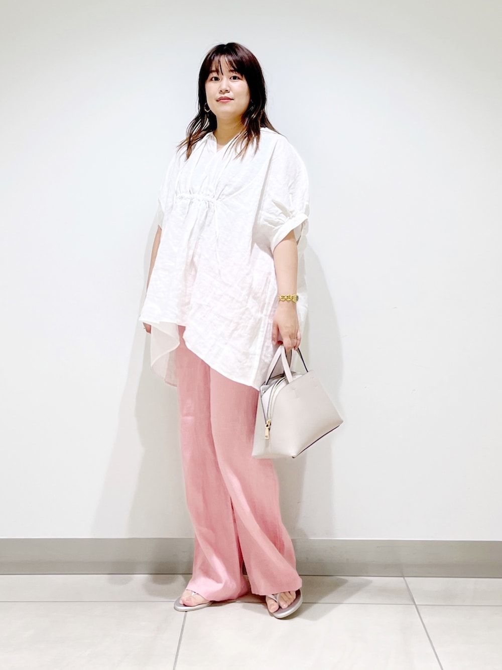 ホワイト系のシャツ/ブラウス、ピンク系のその他パンツ、グレー系のショルダーバッグを着用したレディースの夏コーディネートの5枚目の写真