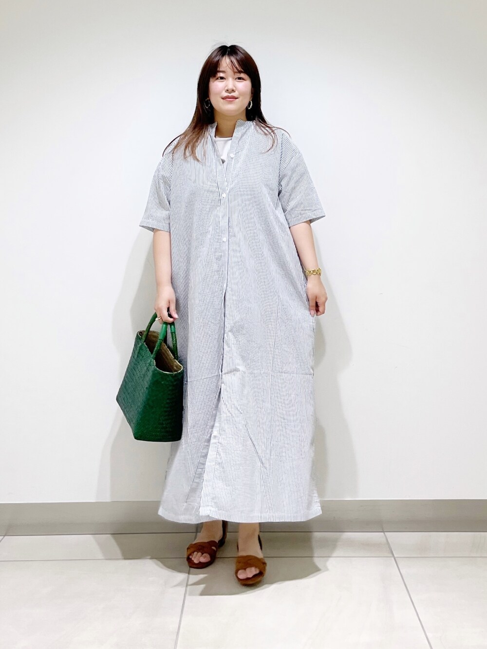 ブラック系のワンピース、グレー系のTシャツ/カットソー、グリーン系のハンドバッグを着用したレディースの夏コーディネートの3枚目の写真