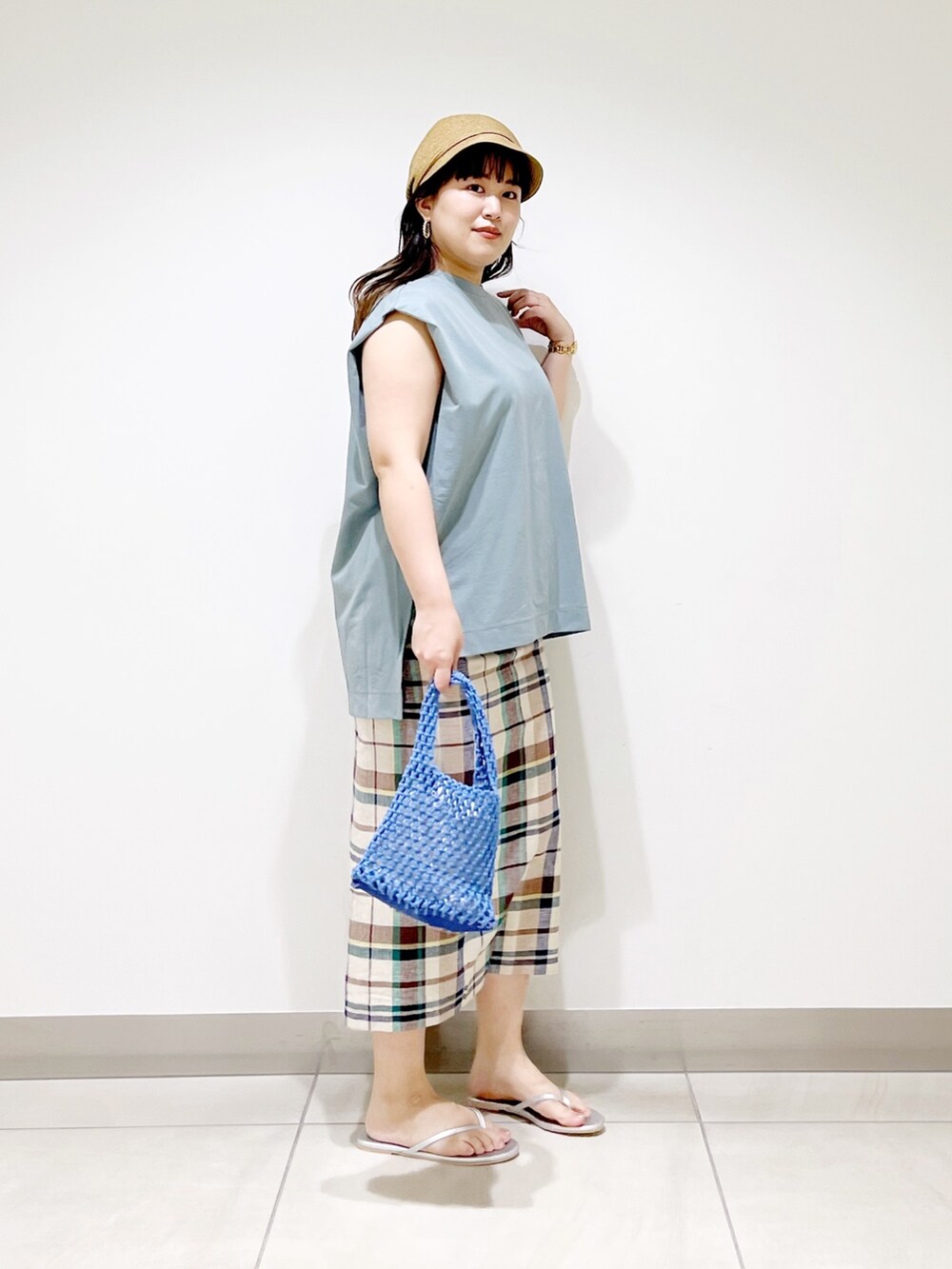 ブルー系のTシャツ/カットソー、グリーン系のスカート、ブルー系のハンドバッグを着用したレディースの夏コーディネートの9枚目の写真