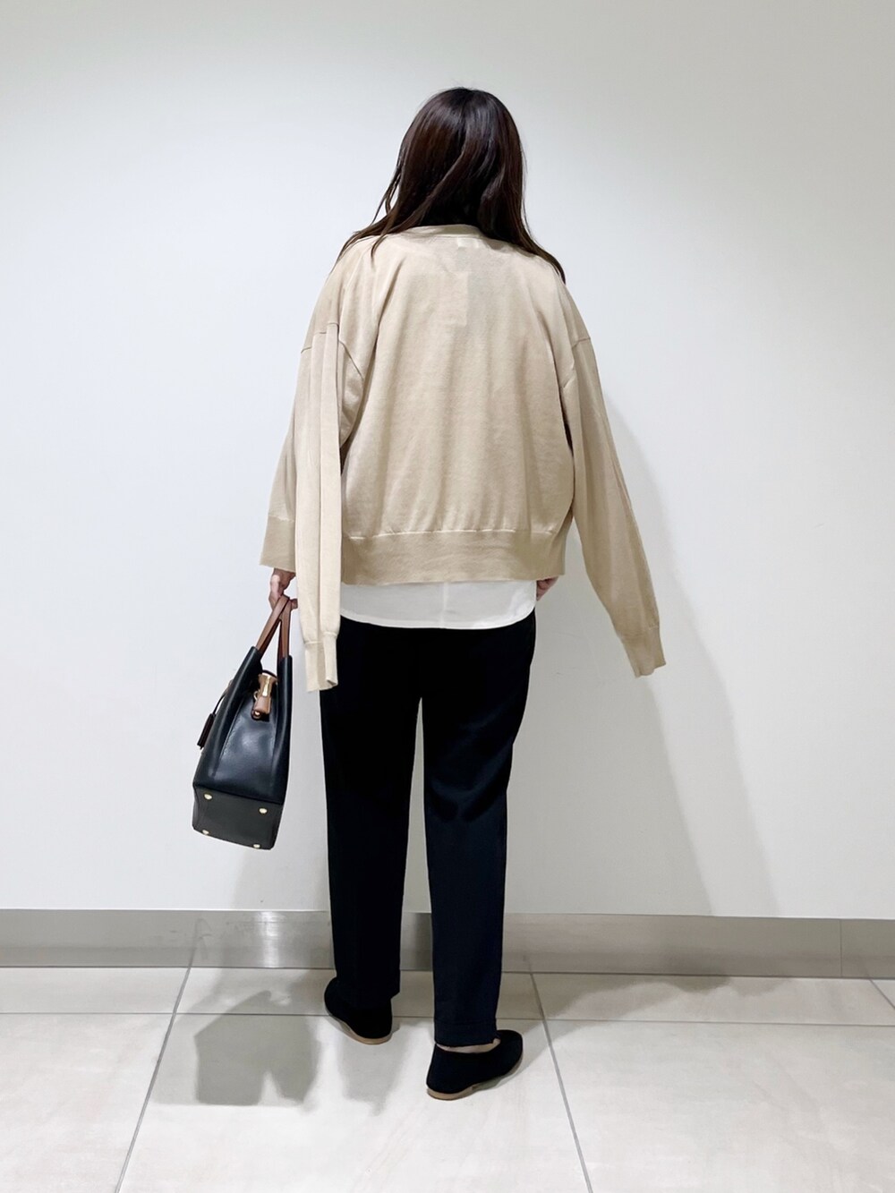 ホワイト系のTシャツ/カットソー、ベージュ系のカーディガン/ボレロ、ブルー系のパンツを着用したレディースの夏コーディネートの9枚目の写真