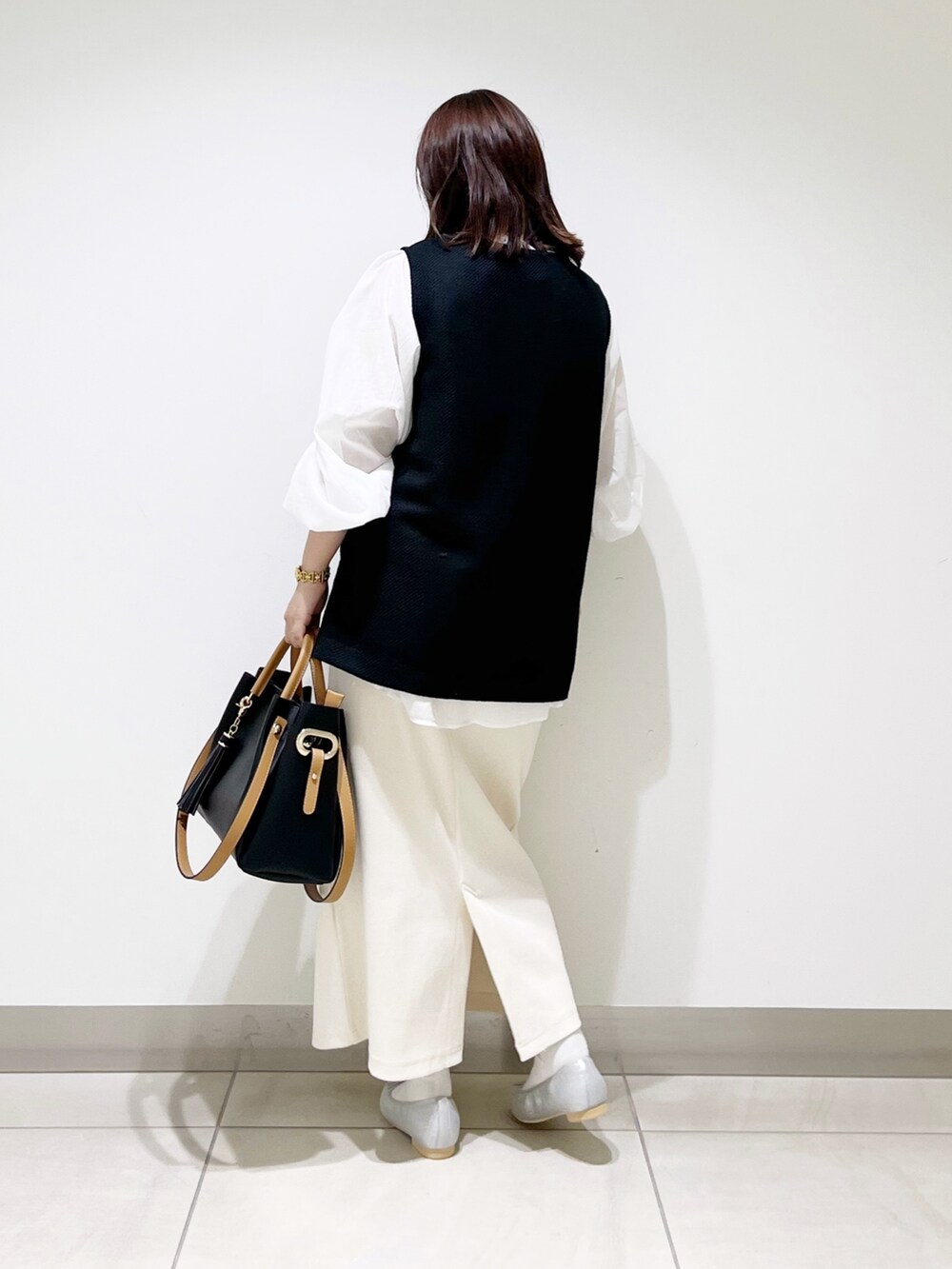 ブラック系のトップス、ホワイト系のシャツ/ブラウス、その他のスカートを着用したレディースの秋コーディネートの6枚目の写真