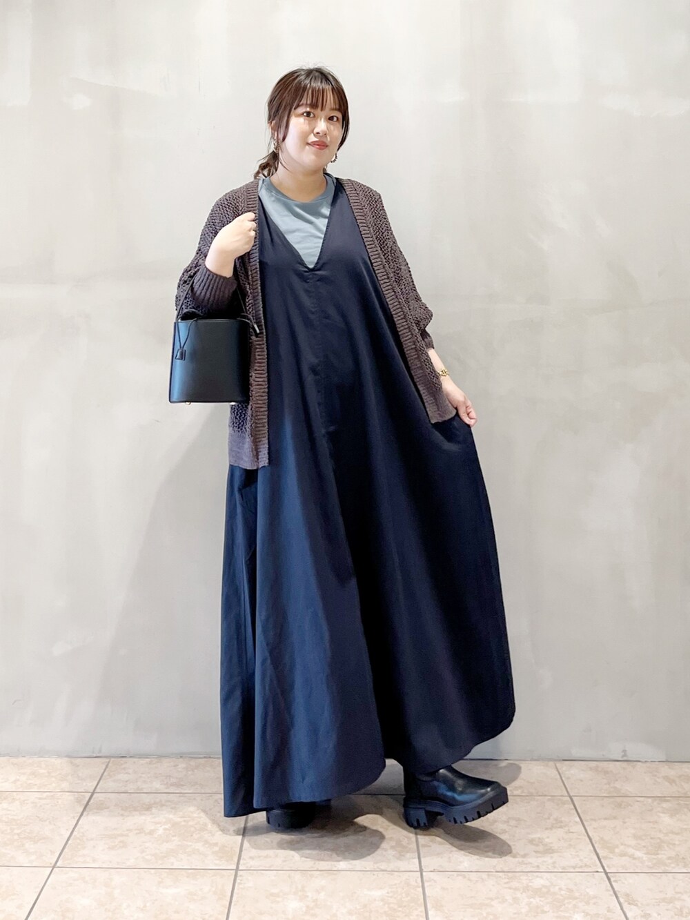 グレー系のカーディガン/ボレロ、ブルー系のワンピース、グレー系のTシャツ/カットソーを着用したレディースの夏コーディネートの4枚目の写真