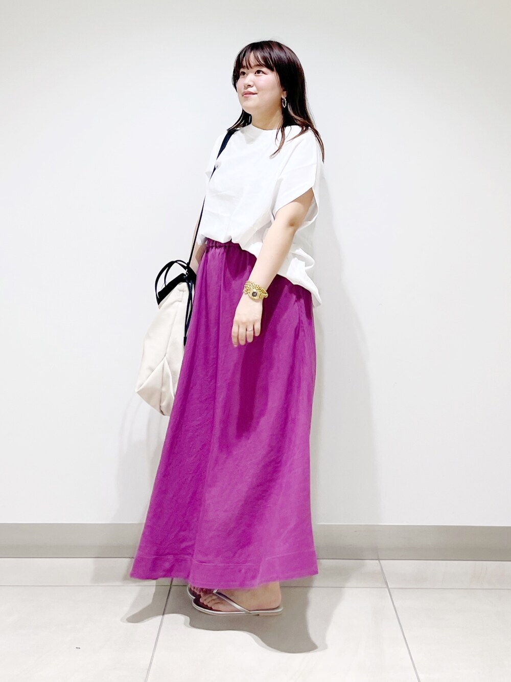 ホワイト系のTシャツ/カットソー、パープル系のスカート、ホワイト系のトートバッグを着用したレディースの夏コーディネートの5枚目の写真
