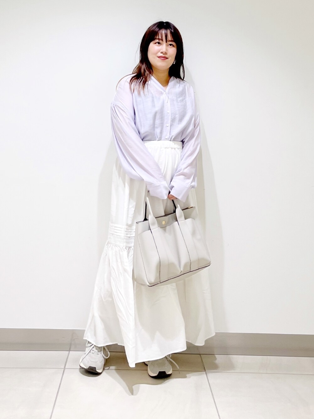 パープル系のシャツ/ブラウス、ホワイト系のスカート、グレー系のトートバッグを着用したレディースの夏コーディネートの9枚目の写真