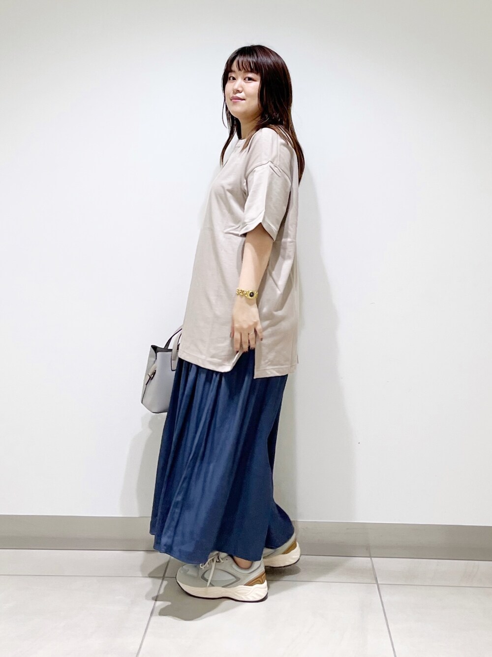 ベージュ系のTシャツ/カットソー、グレー系のトートバッグ、ブルー系のその他パンツを着用したレディースの夏コーディネートの2枚目の写真