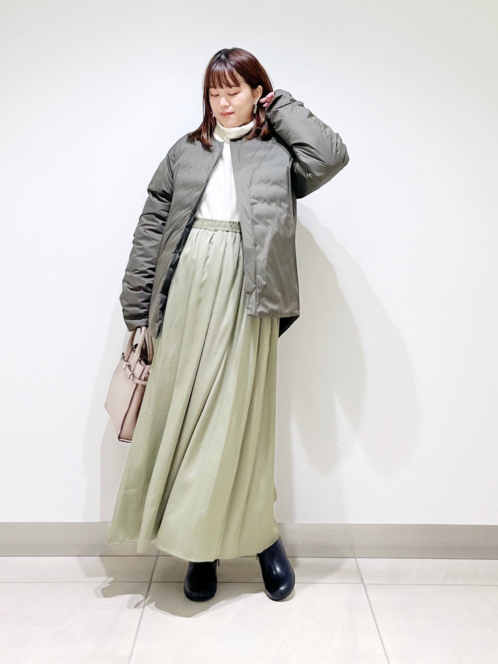 グリーン系のダウンジャケット/コート、ホワイト系のTシャツ/カットソー、その他のパンツを着用したレディースの秋コーディネートの10枚目の写真