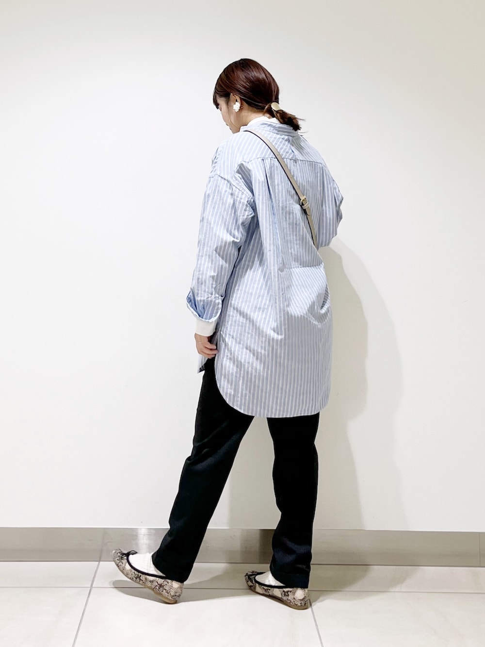 ホワイト系のTシャツ/カットソー、ブルー系のシャツ/ブラウス、グレー系のショルダーバッグを着用したレディースの秋コーディネートの5枚目の写真