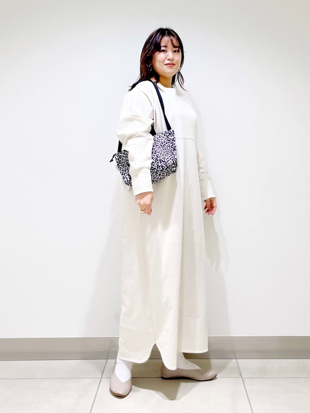 ホワイト系のワンピース、その他のショルダーバッグ、ベージュ系のパンプスを着用したレディースの春コーディネートの4枚目の写真