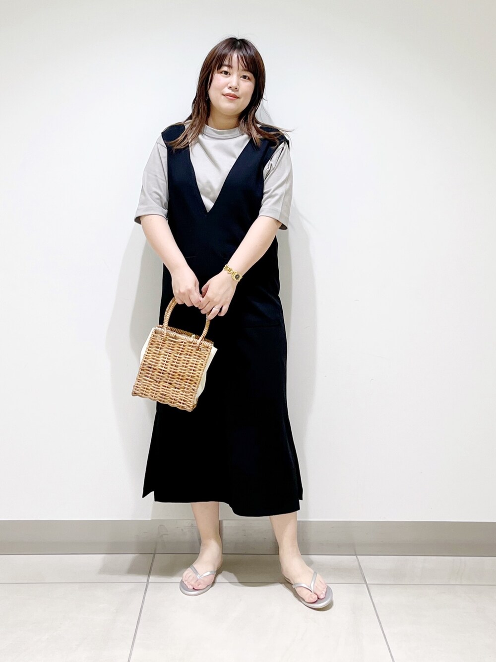 ブラック系のワンピース、グレー系のTシャツ/カットソー、ベージュ系のハンドバッグを着用したレディースの夏コーディネートの10枚目の写真