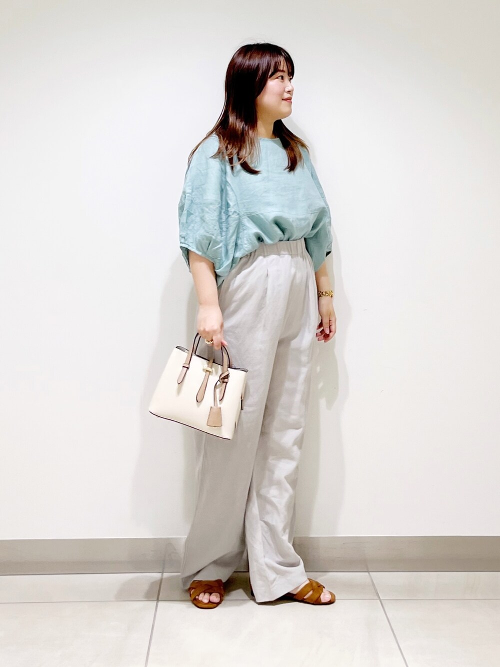 グリーン系のシャツ/ブラウス、ベージュ系のその他パンツ、ホワイト系のトートバッグを着用したレディースの夏コーディネートの8枚目の写真