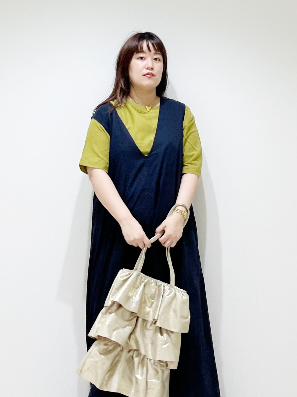 イエロー系のシャツ/ブラウス、ブルー系のワンピース、ゴールド系のトートバッグを着用したレディースの夏コーディネートの5枚目の写真