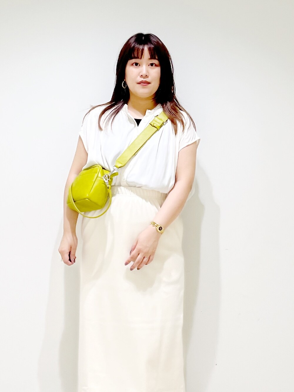 ホワイト系のシャツ/ブラウス、イエロー系のショルダーバッグ、その他のスカートを着用したレディースの夏コーディネートの4枚目の写真