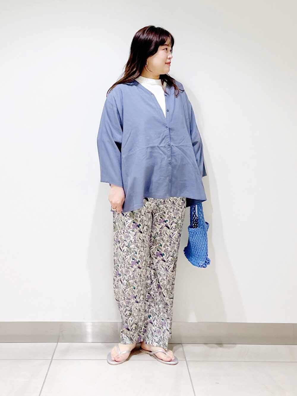 ブルー系のシャツ/ブラウス、パープル系のその他パンツ、ブルー系のハンドバッグを着用したレディースの春コーディネートの8枚目の写真