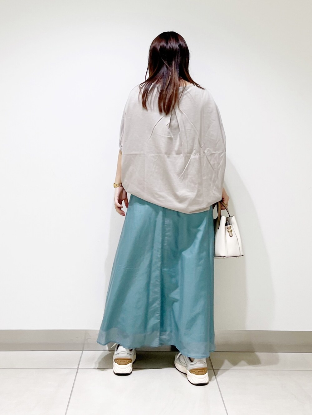 グレー系のTシャツ/カットソー、ホワイト系のスカート、ホワイト系のトートバッグを着用したレディースの夏コーディネートの7枚目の写真