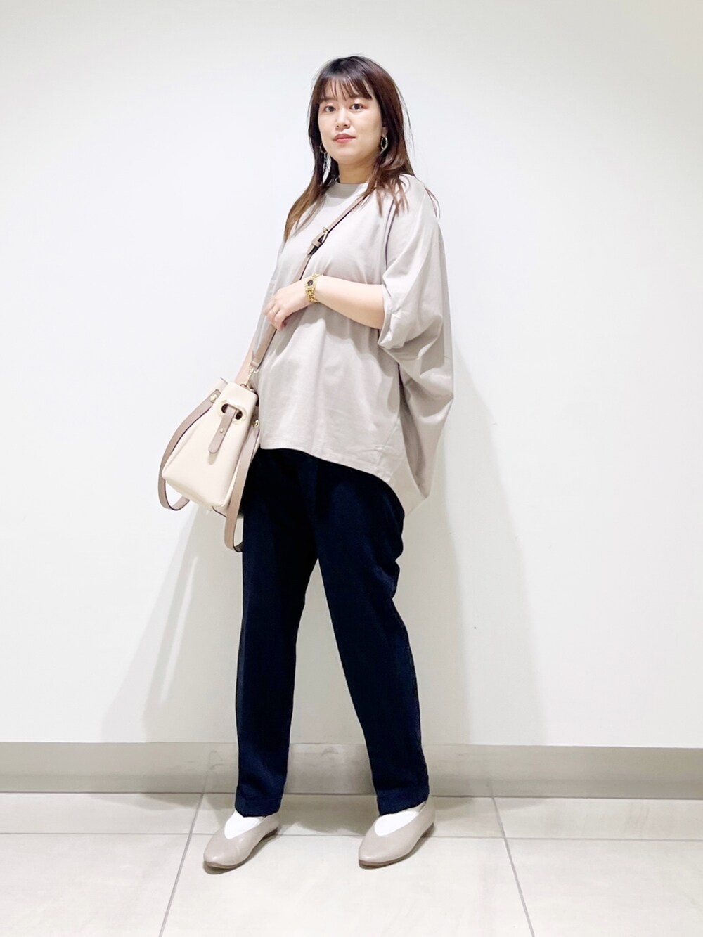 グレー系のTシャツ/カットソー、ブルー系のパンツ、ホワイト系のトートバッグを着用したレディースの夏コーディネートの4枚目の写真