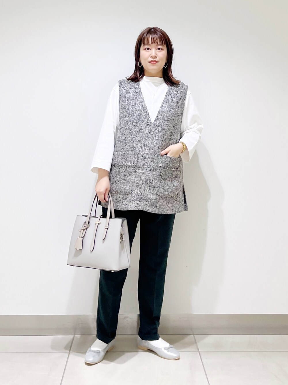 グレー系のトップス、グリーン系のパンツ、グレー系のトートバッグを着用したレディースの夏コーディネートの10枚目の写真