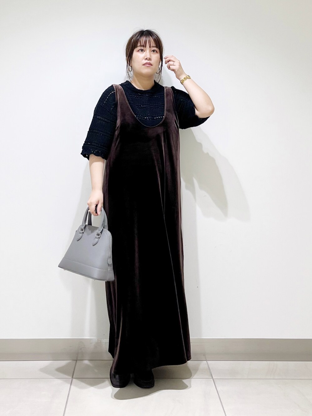 ブラウン系のワンピース/ドレス、ブラック系のニット/セーター、グレー系のショルダーバッグを着用したレディースの夏コーディネートの3枚目の写真
