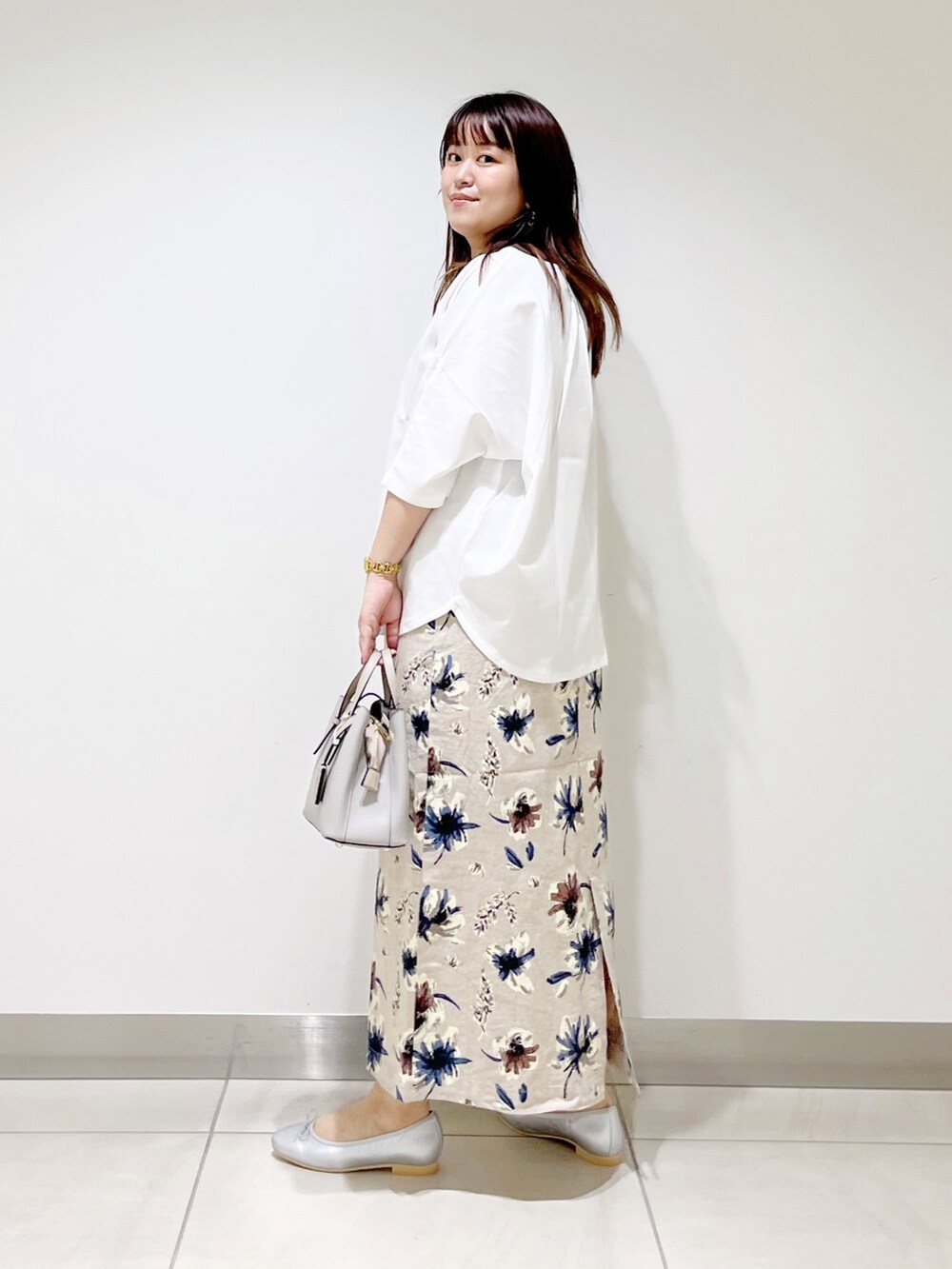 ホワイト系のTシャツ/カットソー、グレー系のトートバッグ、ブルー系のスカートを着用したレディースの夏コーディネートの5枚目の写真