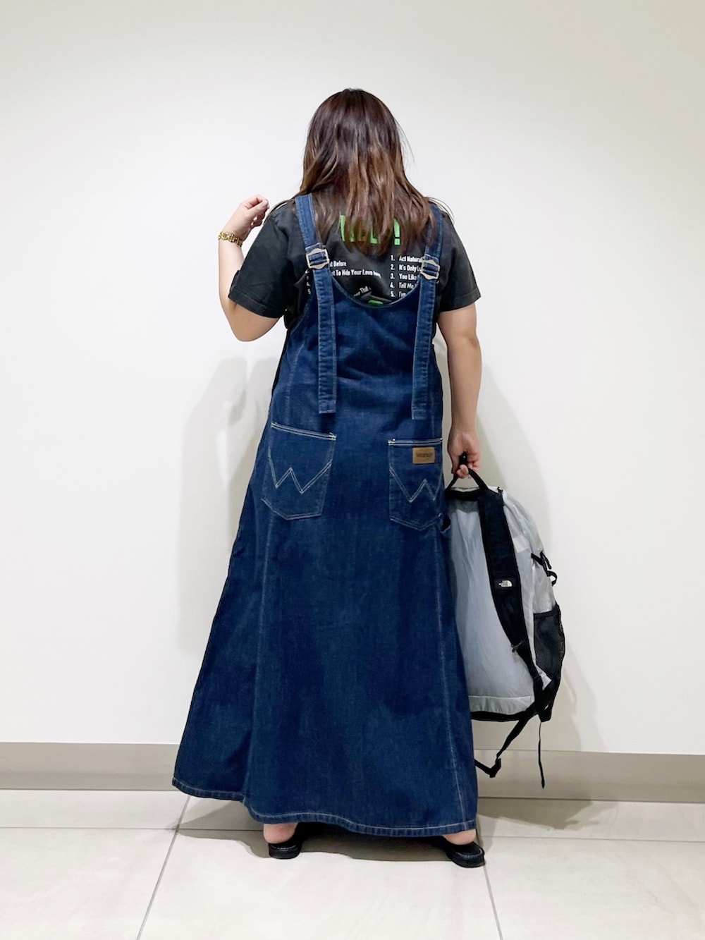 ブルー系のワンピース、ブラック系のTシャツ/カットソー、グレー系のバックパック/リュックを着用したレディースの春コーディネートの4枚目の写真