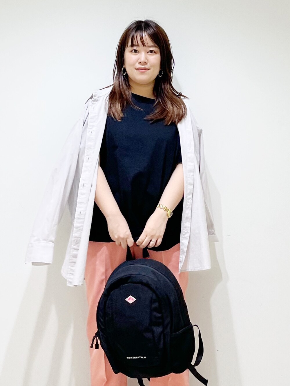 ブラック系のTシャツ/カットソー、ベージュ系のシャツ/ブラウス、ブラック系のバックパック/リュックを着用したレディースの夏コーディネートの4枚目の写真