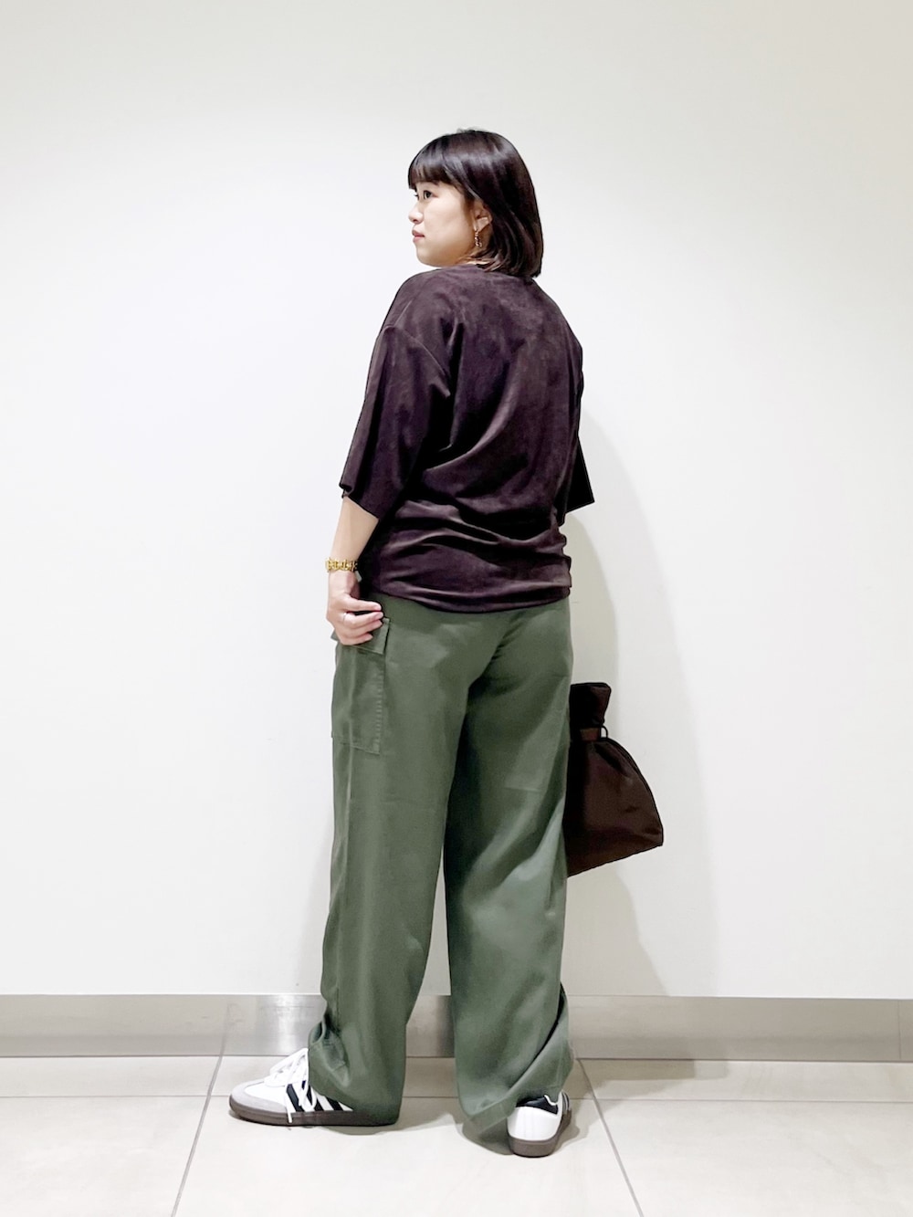 「秋服準備はじめました、スニーカー、お出かけコーデ、秋コーデ、小物で作る初秋コーデ、新作スニーカーコーデ、最旬ブラウンコーデ、初秋のパンツスタイル、ママコーデ、低身長コーデ、サトみ。コーデ、カーゴパンツ、スウェード、ラクチンコーデ、ブラウン」|「URBAN RESEARCHのスエードライクルーズカットソー(Tシャツ/カットソー、ブラウン系)」を使った、サトみ。さん(骨格ストレート・レディース・151cm)の秋コーディネートの7枚目の写真