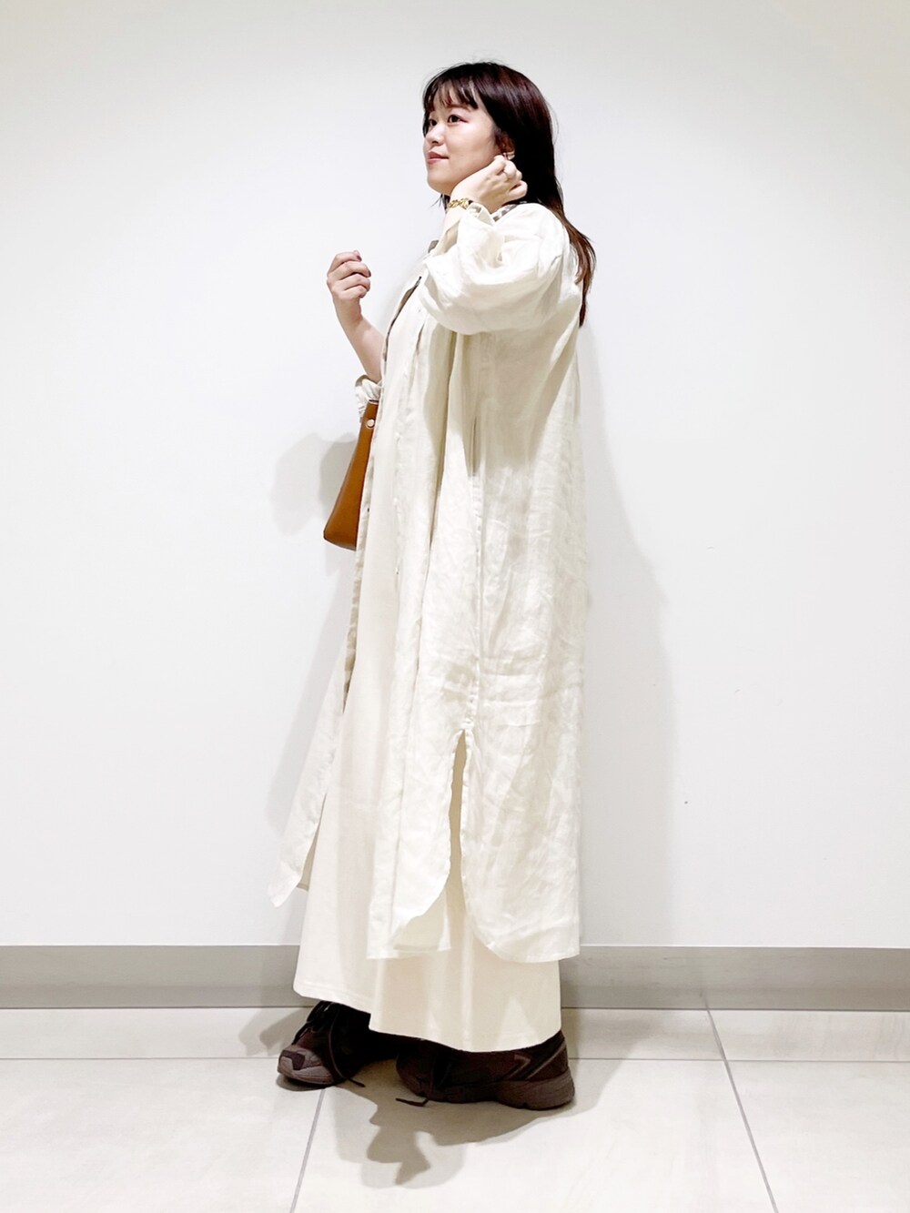 ベージュ系のワンピース、ベージュ系のワンピース、ブラウン系のトートバッグを着用したレディースの夏コーディネートの6枚目の写真