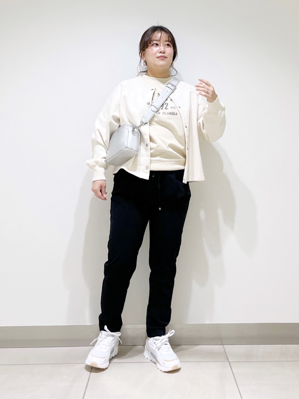 ベージュ系のTシャツ/カットソー、ブラック系のその他パンツ、シルバー系のショルダーバッグを着用したレディースの春コーディネートの3枚目の写真