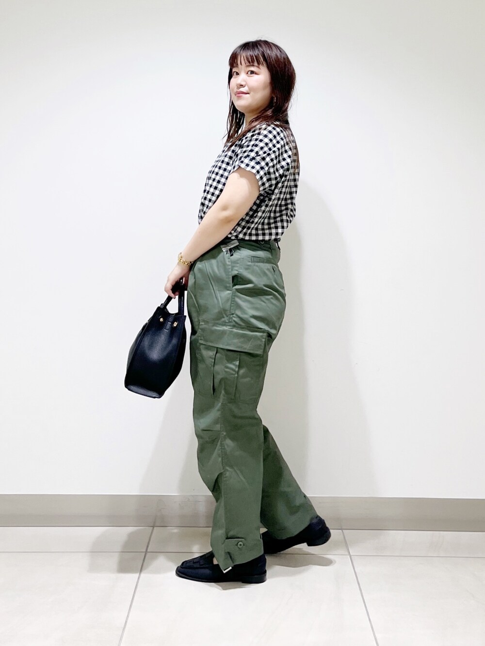 その他のシャツ/ブラウス、グリーン系のパンツ、ブラック系のトートバッグを着用したレディースの夏コーディネートの5枚目の写真
