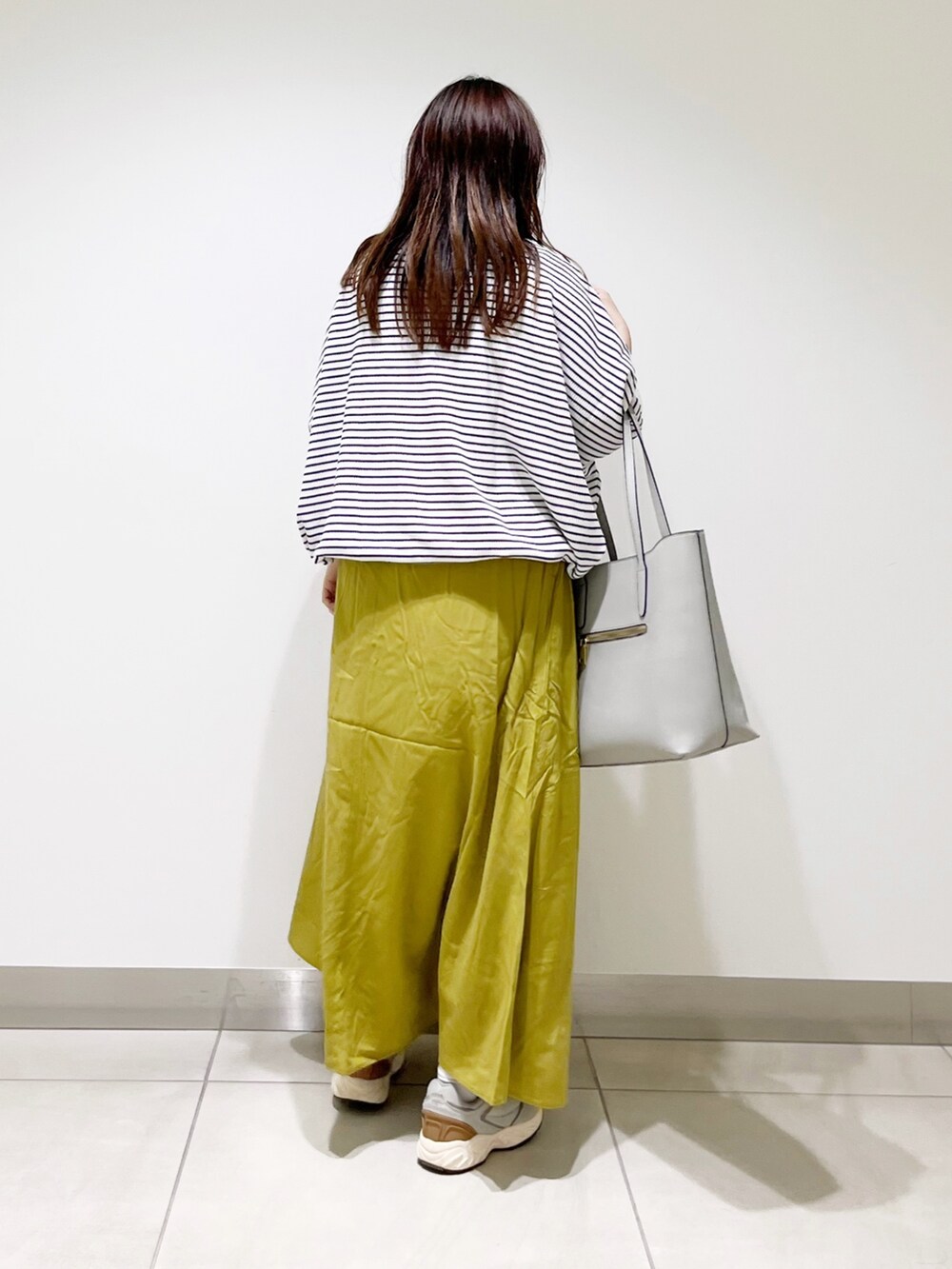 その他のスカート、グレー系のスニーカー、グレー系のトートバッグを着用したレディースの夏コーディネートの8枚目の写真