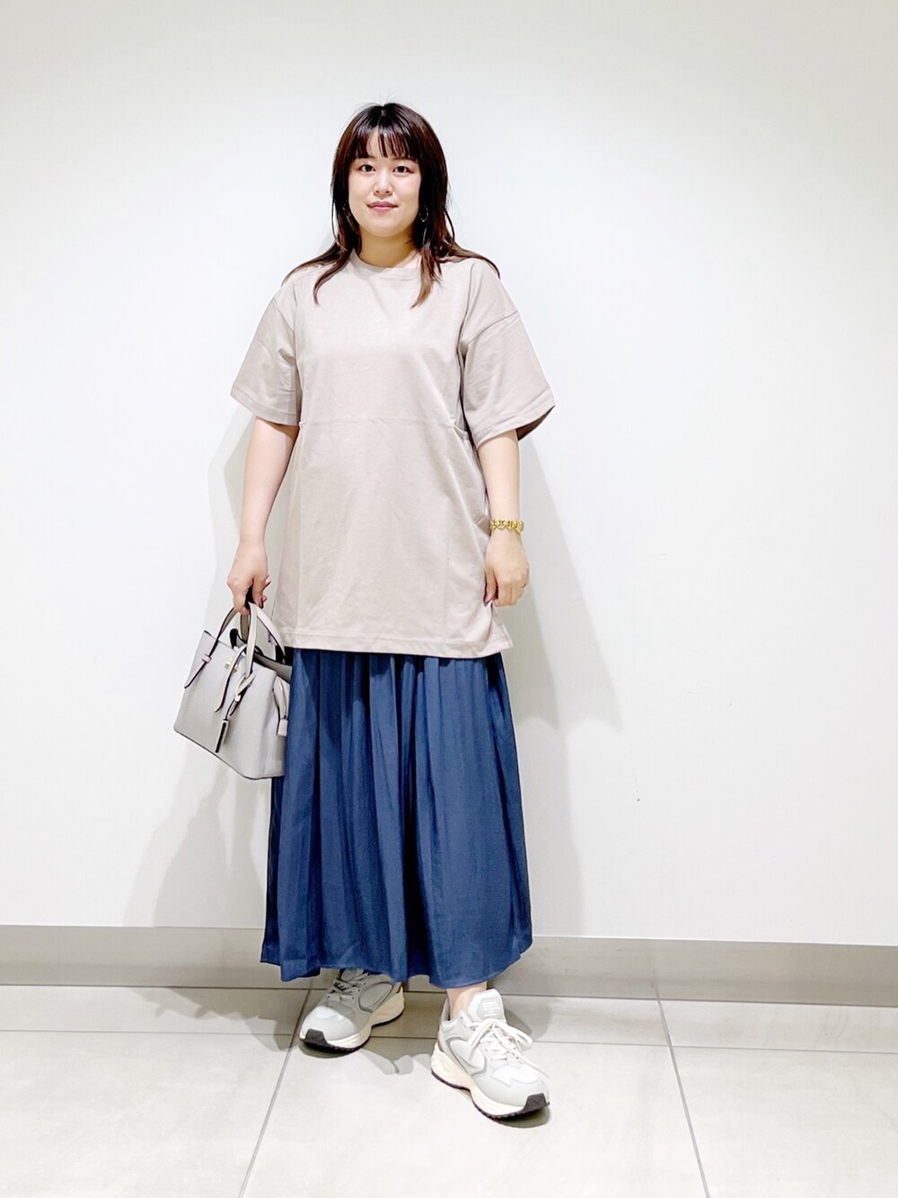 ベージュ系のTシャツ/カットソー、グレー系のトートバッグ、ブルー系のその他パンツを着用したレディースの夏コーディネートの10枚目の写真
