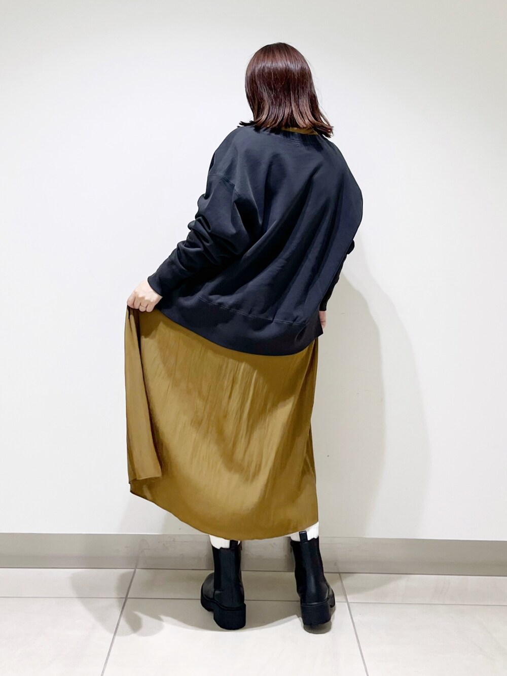 グリーン系のワンピース、その他のトップス、ブラック系のブーツを着用したレディースの秋コーディネートの9枚目の写真