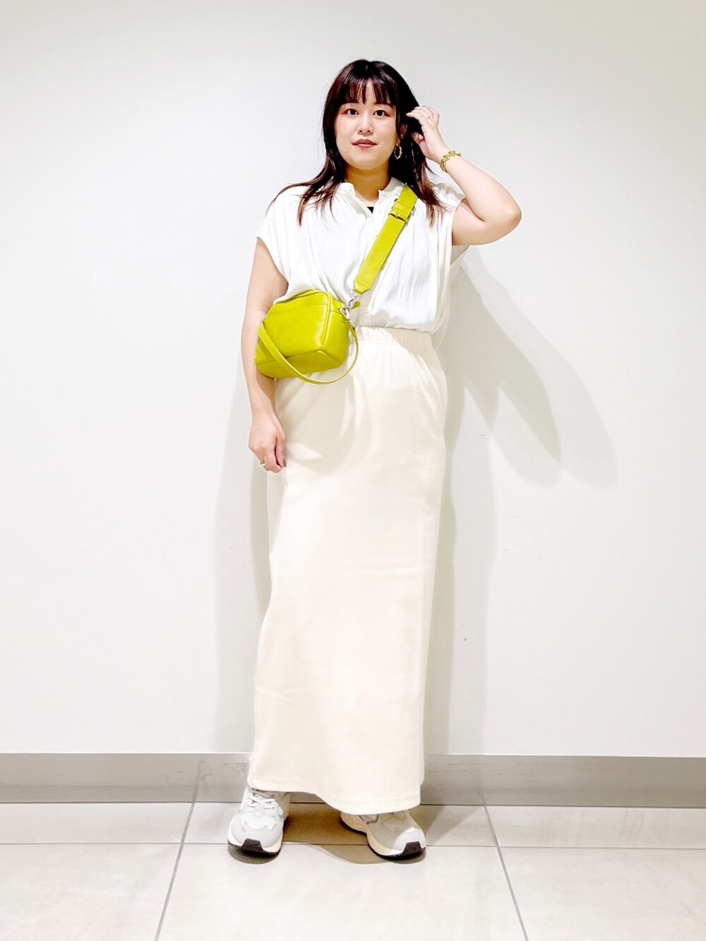 ホワイト系のシャツ/ブラウス、イエロー系のショルダーバッグ、その他のスカートを着用したレディースの夏コーディネートの2枚目の写真