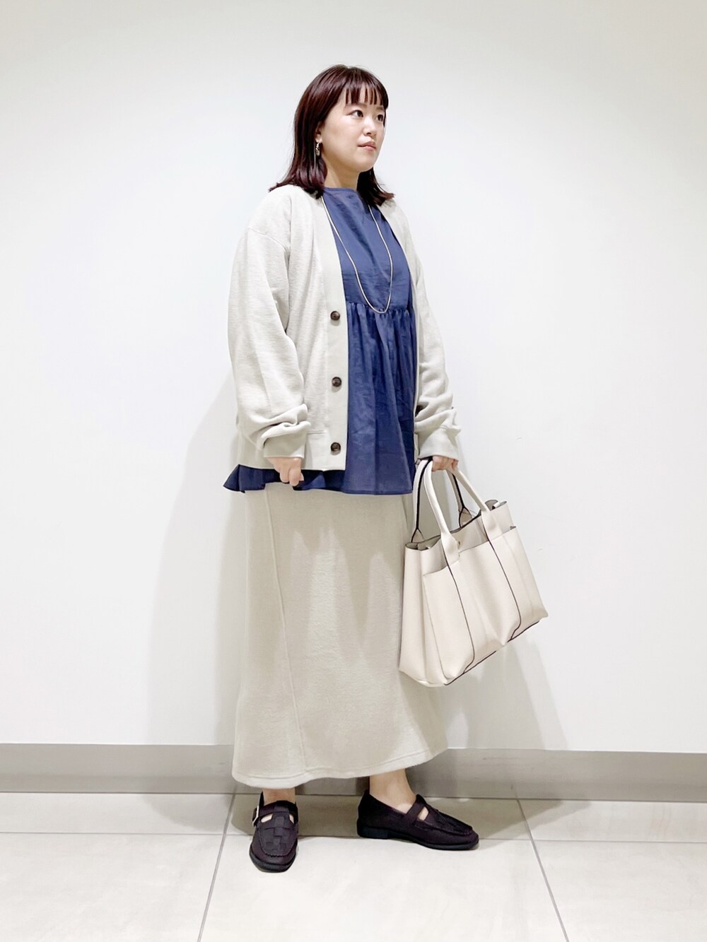 ブルー系のシャツ/ブラウス、ベージュ系のカーディガン/ボレロ、ベージュ系のスカートを着用したレディースの夏コーディネートの9枚目の写真