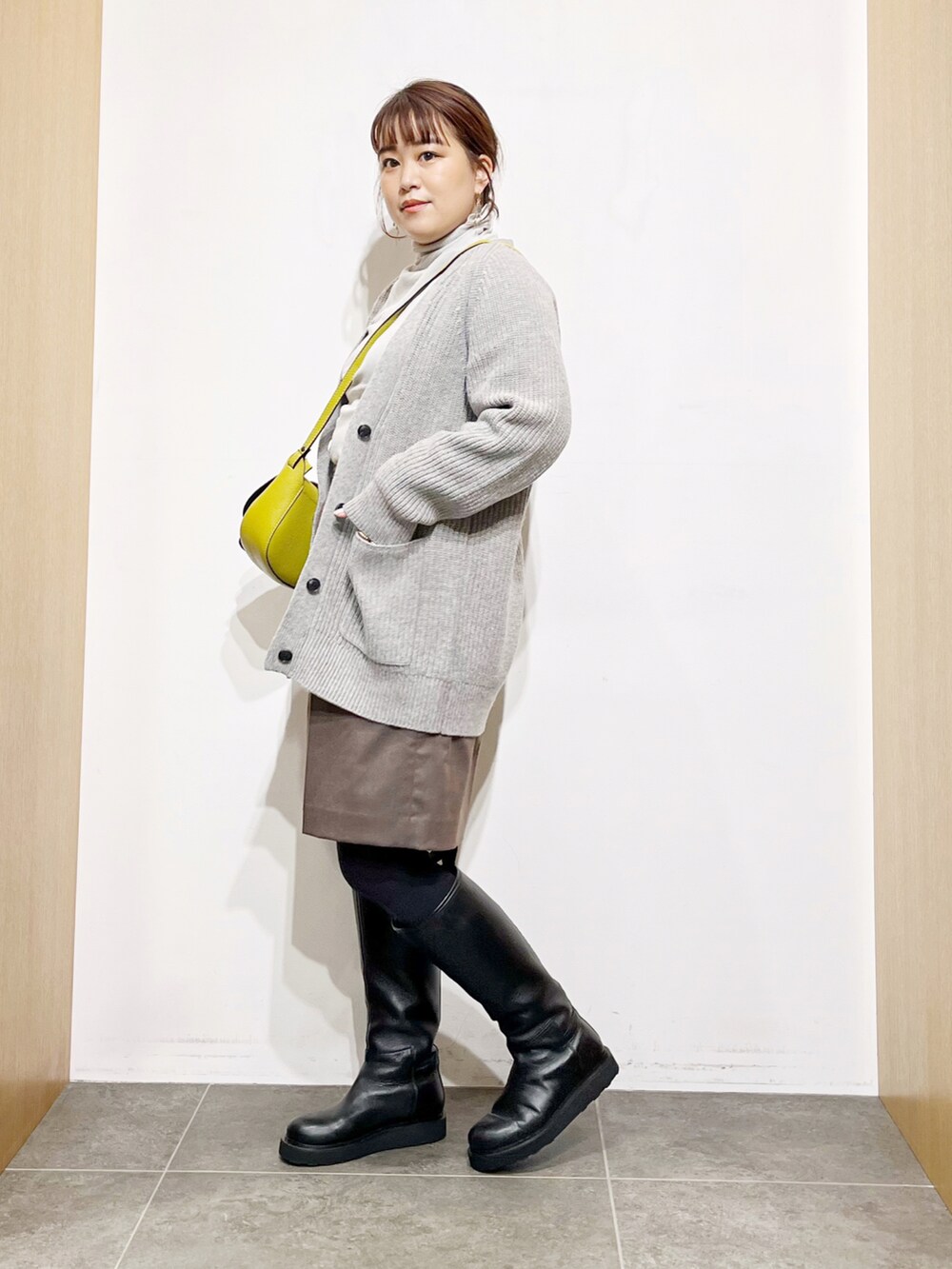 グレー系のカーディガン/ボレロ、グリーン系のショルダーバッグ、ブラウン系のその他パンツを着用したレディースの冬コーディネートの3枚目の写真