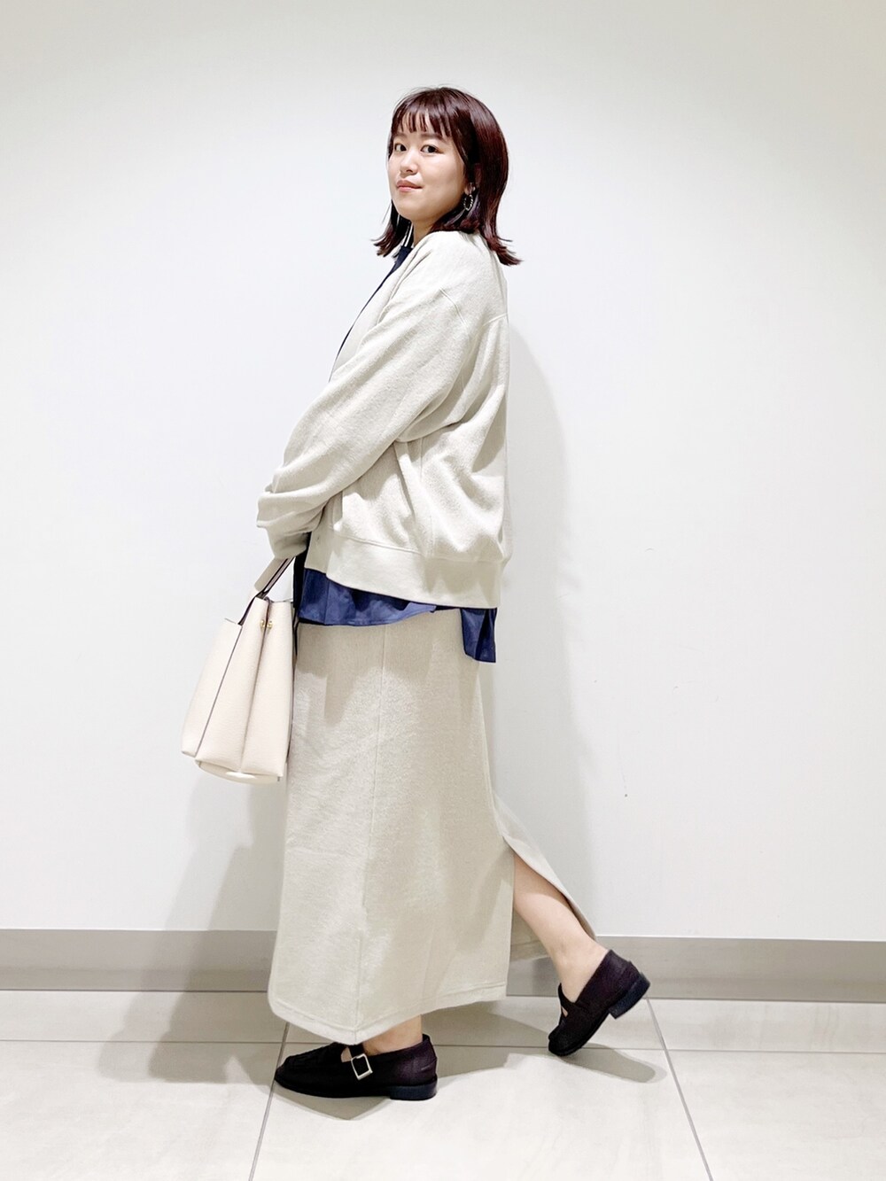 ブルー系のシャツ/ブラウス、ベージュ系のカーディガン/ボレロ、ベージュ系のスカートを着用したレディースの夏コーディネートの8枚目の写真