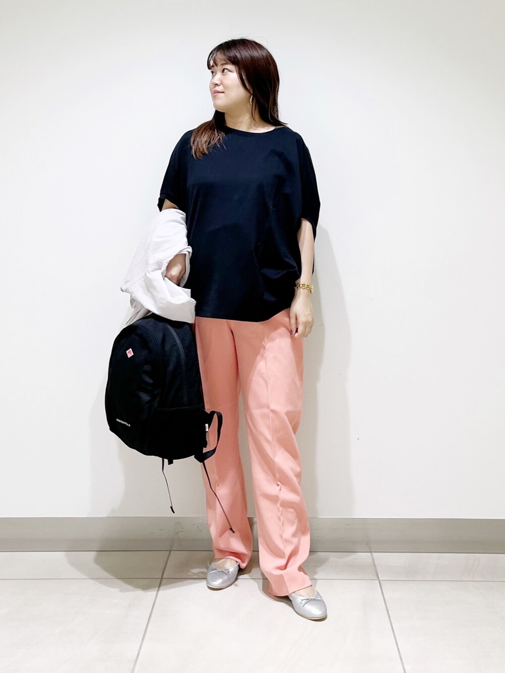 ブラック系のTシャツ/カットソー、ベージュ系のシャツ/ブラウス、ブラック系のバックパック/リュックを着用したレディースの夏コーディネートの5枚目の写真