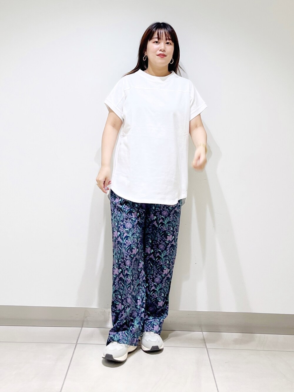 ホワイト系のトップス、ブルー系のその他パンツ、グレー系のスニーカーを着用したレディースの夏コーディネートの10枚目の写真